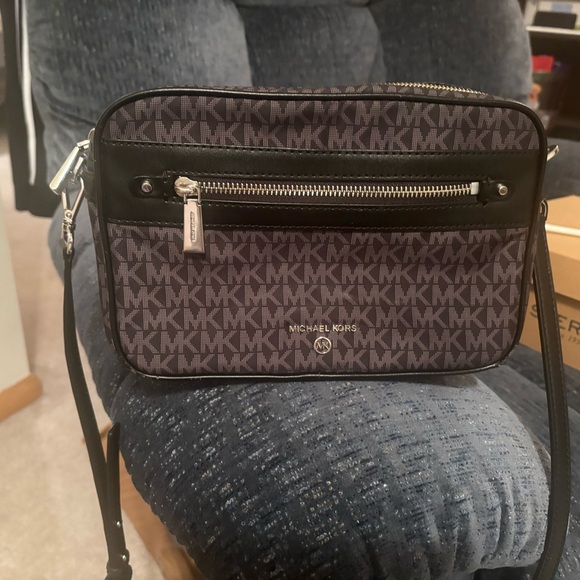 Excellent condition black Michael Kors Crossbody Purse - Picture 1 of 4